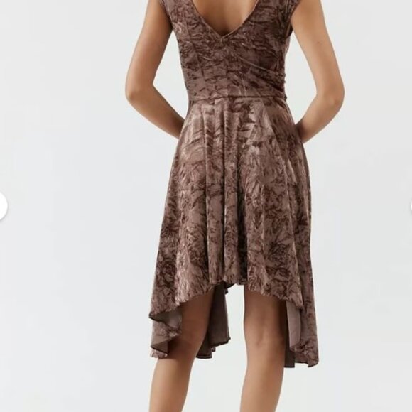 NWT UO Silence + Noise Corina Velvet Short Sleeve Mini Dress Chocolate Sz Small - Picture 4 of 13